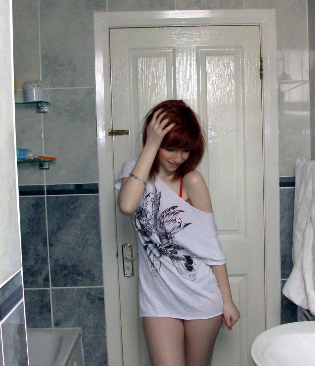 Русское с худенькой девушкой в туалете